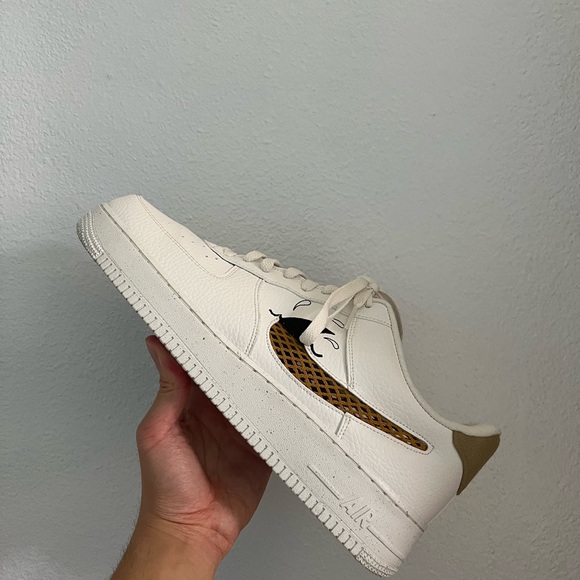 MINT CONDITION Men’s Nike Air Force 1 '07 LV8 Sun Club White Sneakers Size 12 - Picture 9 of 12